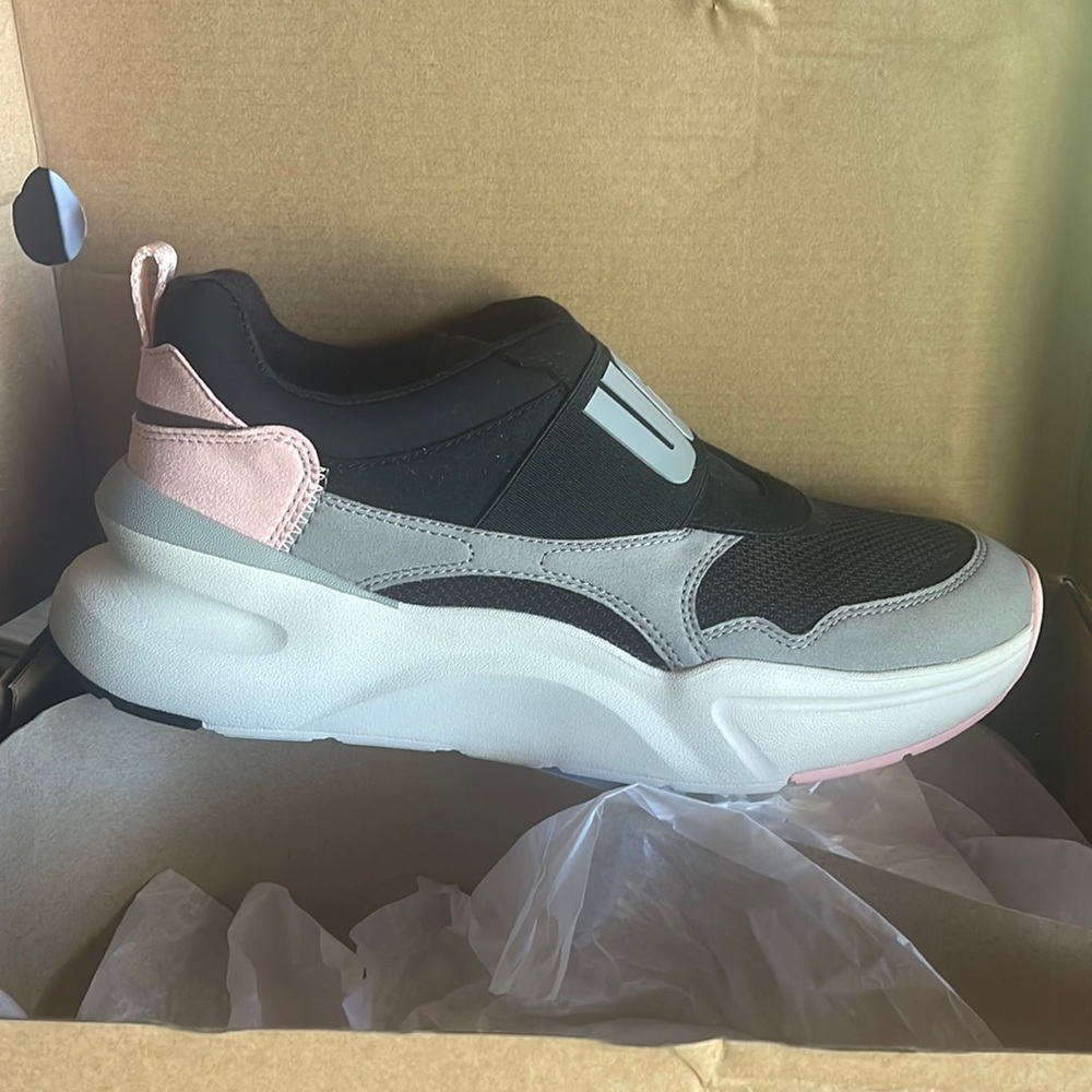 Brand new, in the box la flex ugh tennis shoes